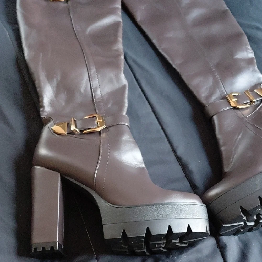 Elegant Brown Heeled Boots with Gold Accents - Picture 2 of 5